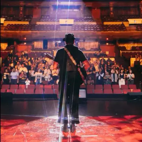 Ricardo Arjona brindó un concierto íntimo para familiares de trabajadores del Teatro Nacional