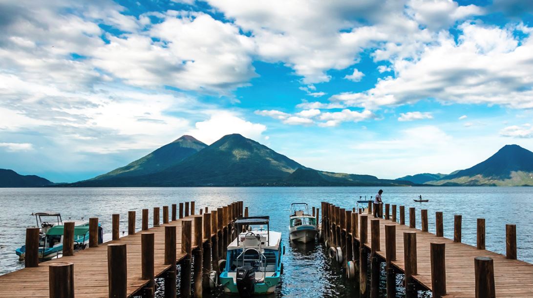 Turismo Lago de Atitlán Sololá muelles y volcanes