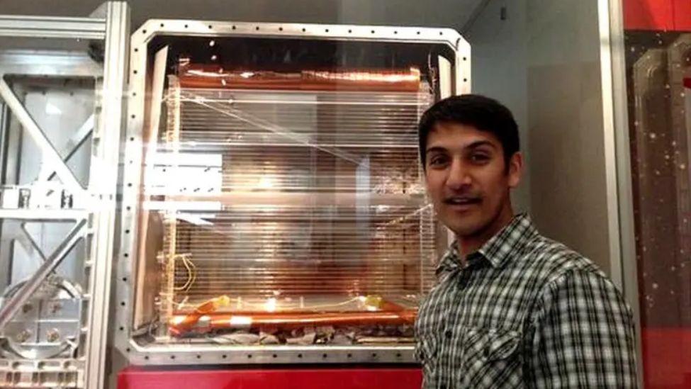 El Dr. Chamkaur Ghag frente a un aparato que usa para sus investigaciones en Reino Unido