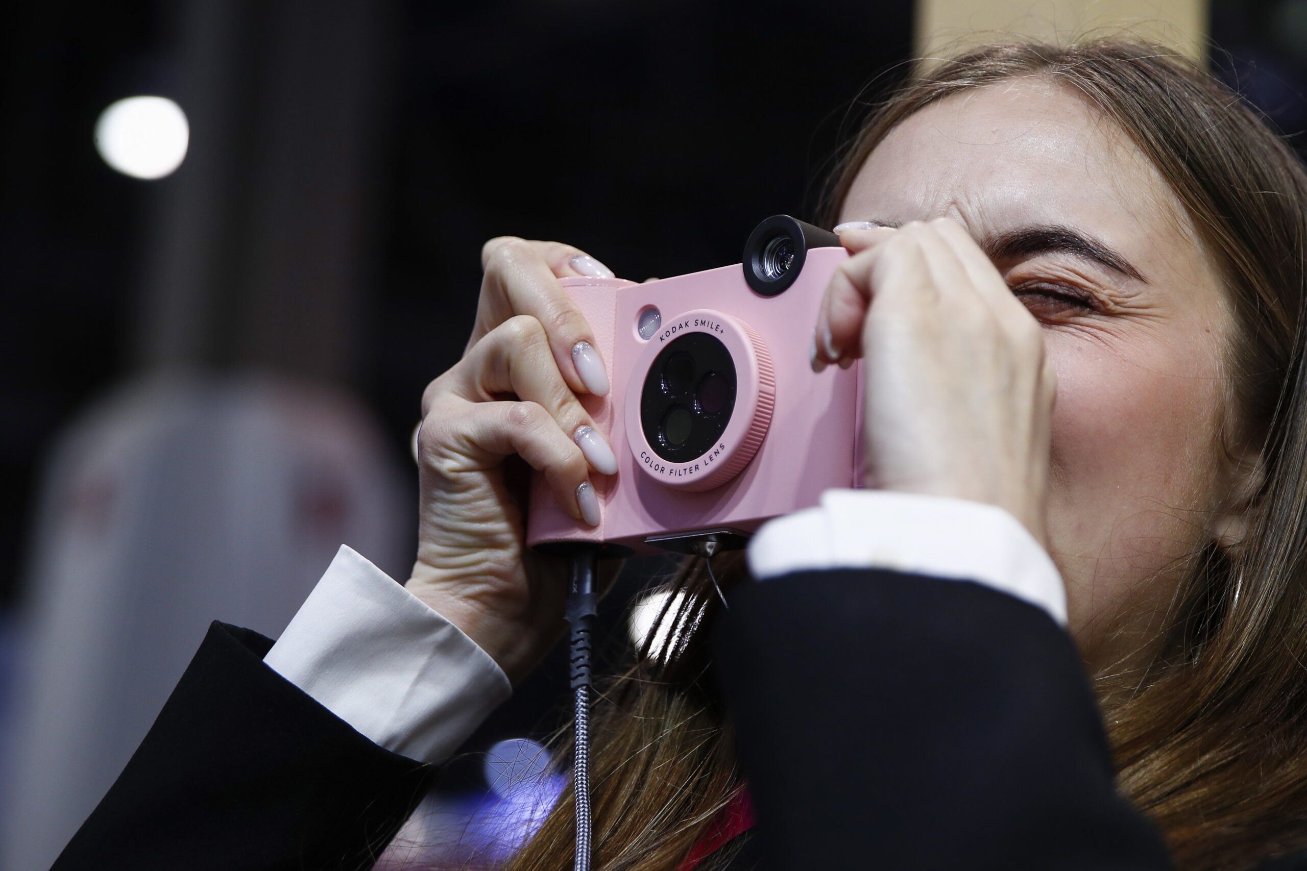 Un asistente utiliza la cámara digital de impresión instantánea Kodak Smile en la CES. (Foto : EFE)