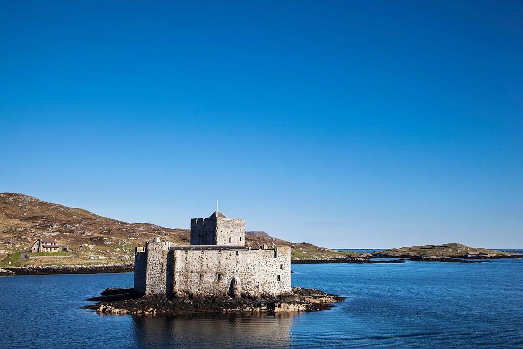 Vista del castillo medieval de Kisimul, rodeado de agua.