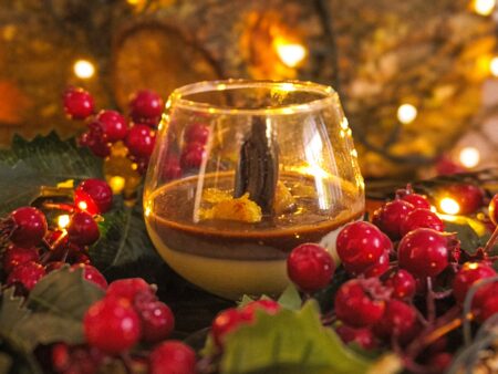 Deliciosa panna cotta con mole y plátano caramelizado: un postre que sorprende y encanta