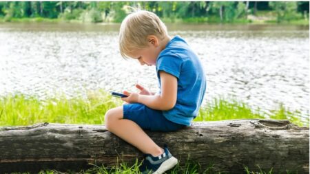 Cómo establecer límites efectivos de tiempo de pantalla para el bienestar de tus hijos