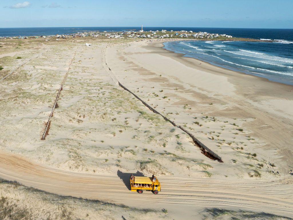 Camión amarillo atravesando las dunas de Cabo Polonio, en Uruguay.