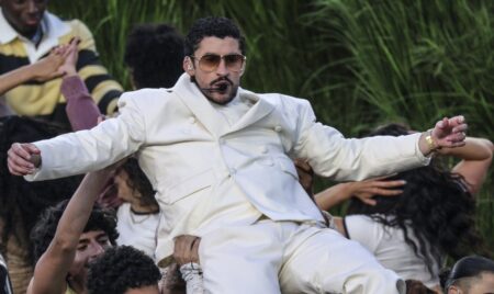 Descubre las Impactantes Referencias y Mensajes Políticos de Bad Bunny en el Super Bowl