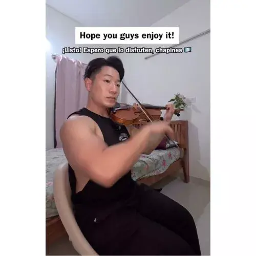 Violinista japonés Koh interpretó canción Luna de Xelajú