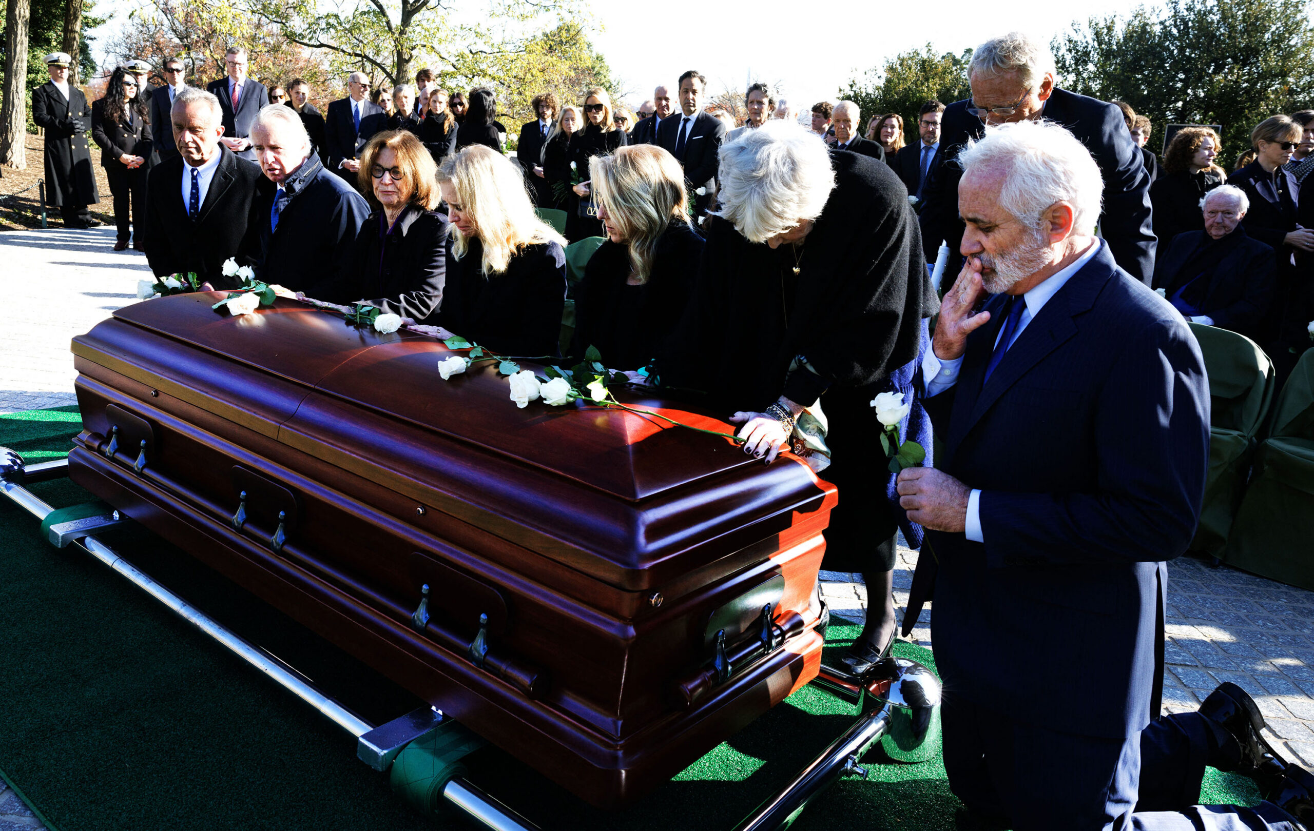 Los Kennedy han enfrentado diversas pérdidas a lo largo de varias décadas, algunas bastante trágicas. Foto tomada en el funeral de Ethel Kennedy. (Foto : AFP)