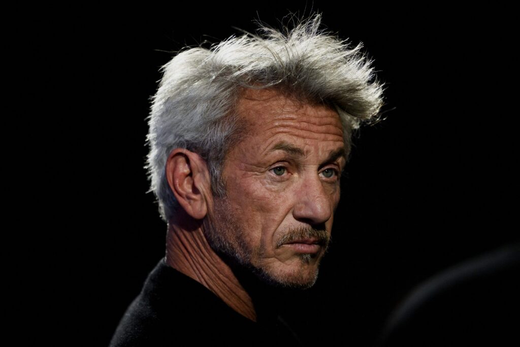 Sean Penn honra a Ucrania con un Óscar simbólico elaborado de metal de tren destruido