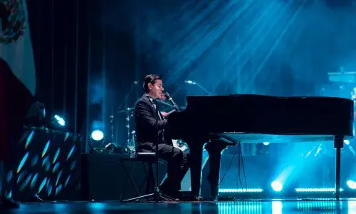 Cantante guatemalteco Eduardo Villatoro en musical de México