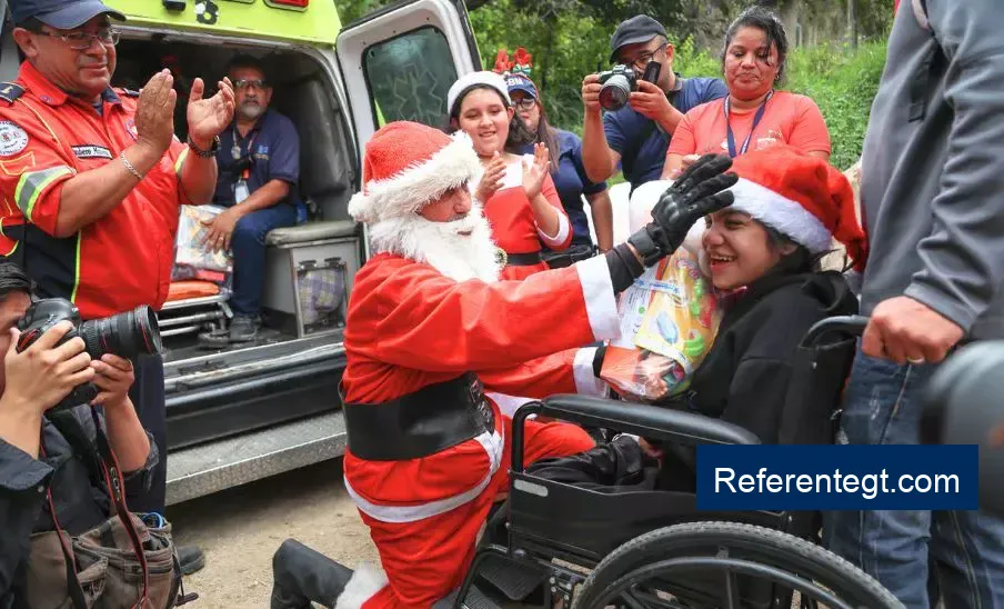 El Alcalde Héctor Chacón trae alegría navideña a los niños de Las Vacas 2025