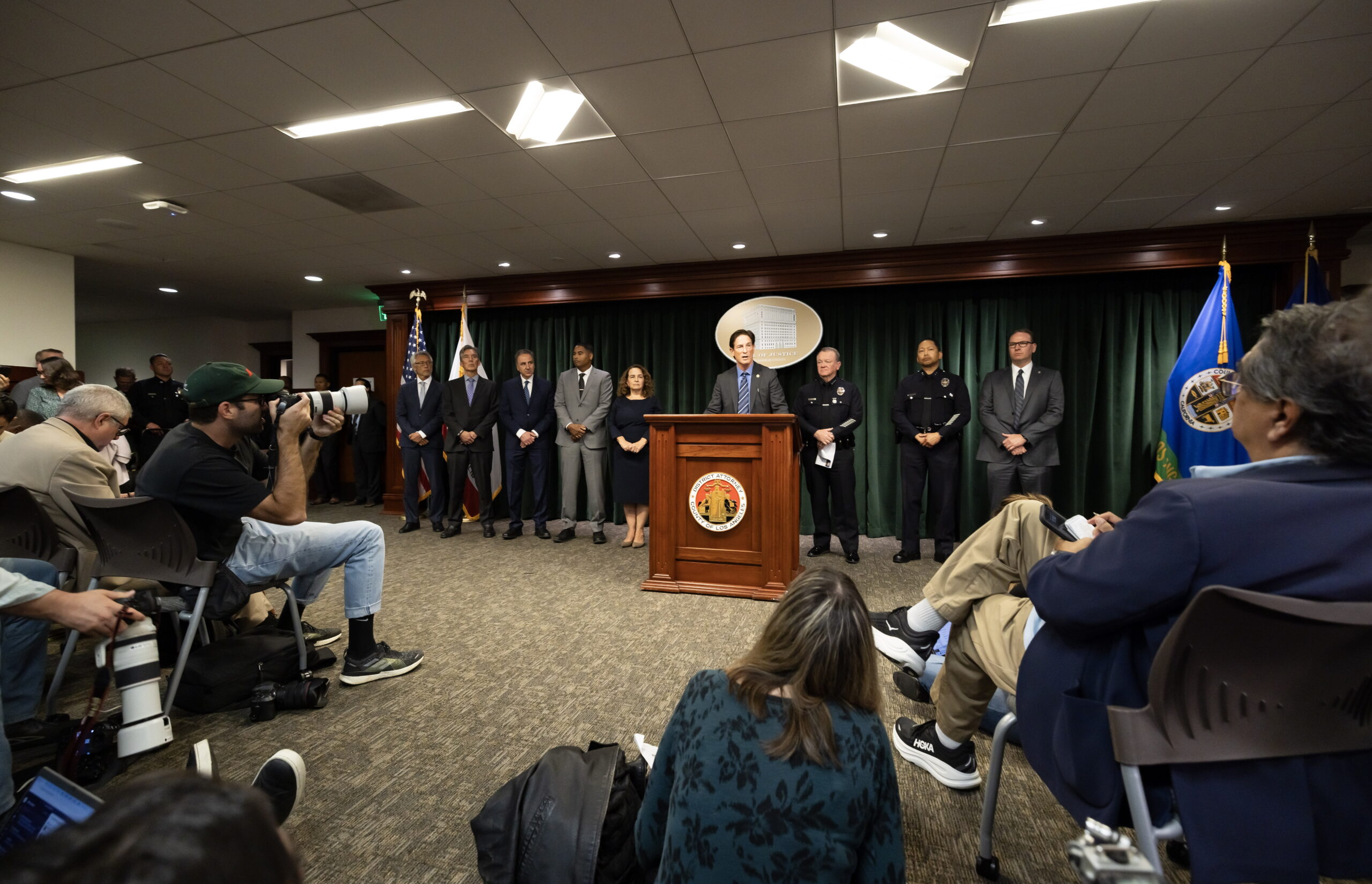 El fiscal de distrito del condado de Los Ángeles, Nathan Hochman (centro), anuncia los cargos de asesinato en primer grado contra Nick Reiner durante una conferencia de prensa celebrada en el Palacio de Justicia en el centro de Los Ángeles, California. (Foto : EFE)