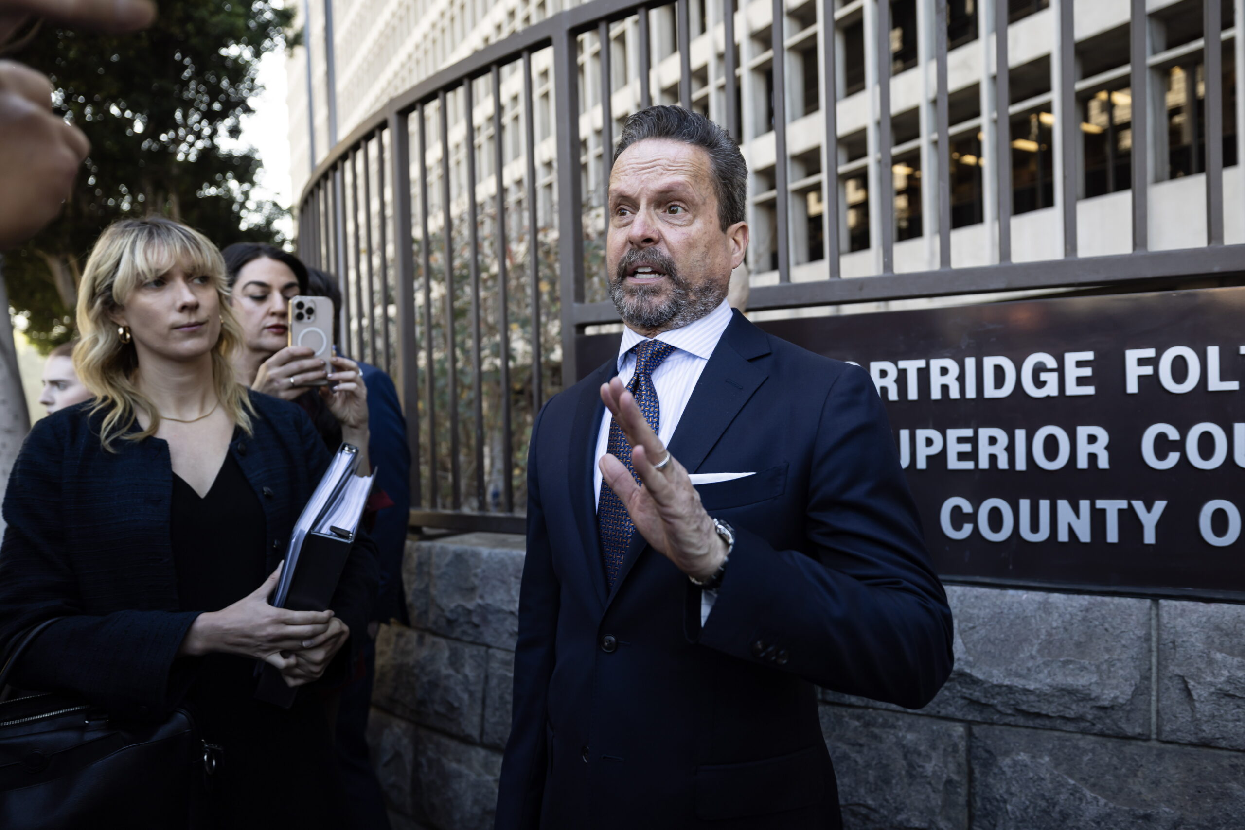El abogado defensor estadounidense Alan Jackson (der.), representante de Nick Reiner, hijo del difunto director estadounidense, indicó que su cliente no se presentará en la corte el martes 23 de diciembre por razones médicas. (Foto : EFE)