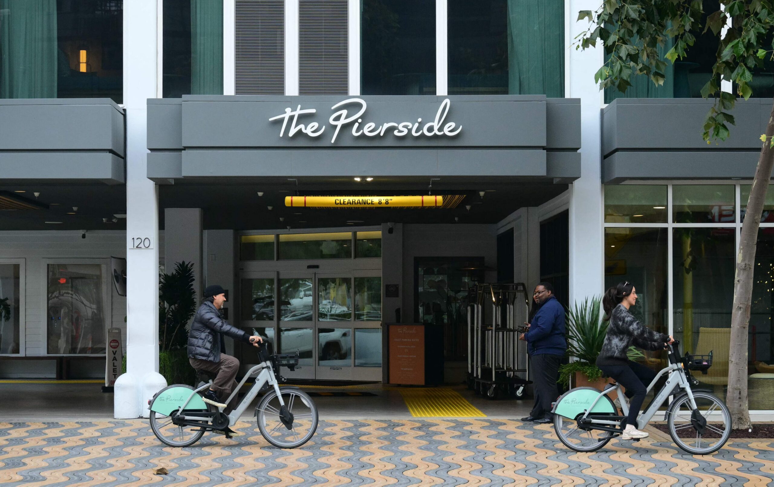 Vista del exterior del hotel The Pierside Santa Monica, donde medios estadounidenses informaron que Nick Reiner se registró y el personal de limpieza supuestamente encontró sangre en la habitación, en Santa Mónica, California. Nick Reiner, de 32 años, quien tiene antecedentes de abuso de sustancias desde su adolescencia, podría enfrentar la pena de muerte si es declarado culpable de dos cargos de asesinato en primer grado de sus padres. (Foto : AFP)