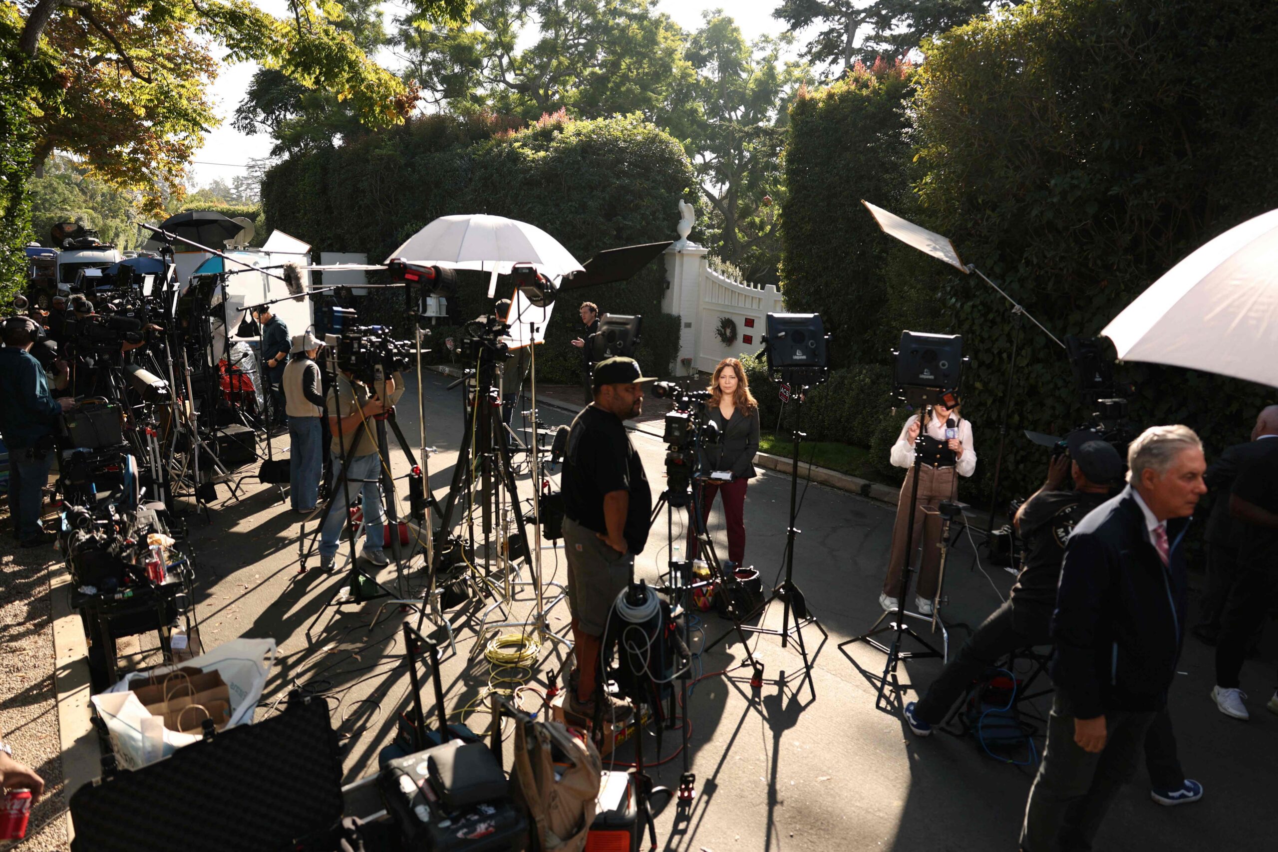 Medios de comunicación se reúnen frente a la mansión del actor y director estadounidense Rob Reiner, en el barrio de Brentwood para darle seguimiento al suceso. (Foto : AFP)