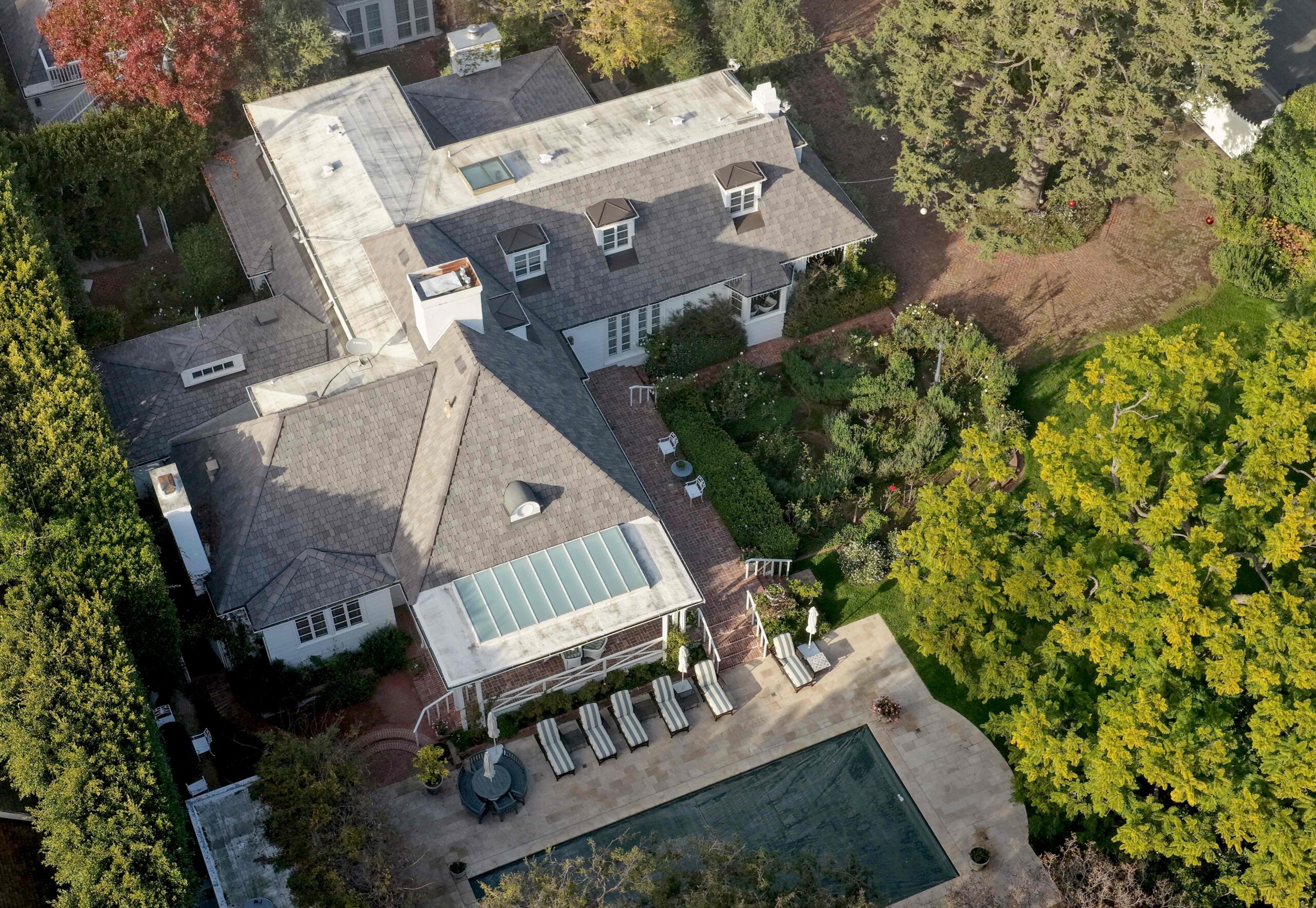 Vista aérea de la casa donde se encontraron los cadáveres de Rob Reiner de 78 años y su esposa Michelle Reiner de 68 la noche del 14 de diciembre de 2025 en Brentwood, California. Los cuerpos presentaban múltiples puñaladas. (Foto : AFP)