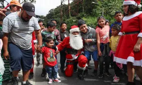 Mayor Héctor Chacón entregó juguetes a niños del puente Las Vacas
