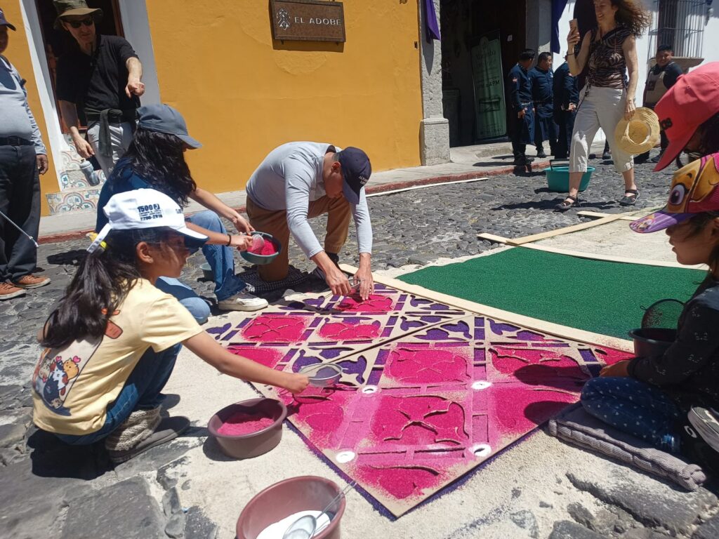 Descubre el arte efímero: Talleres de alfombras en Antigua Guatemala para Cuaresma y Semana Santa.