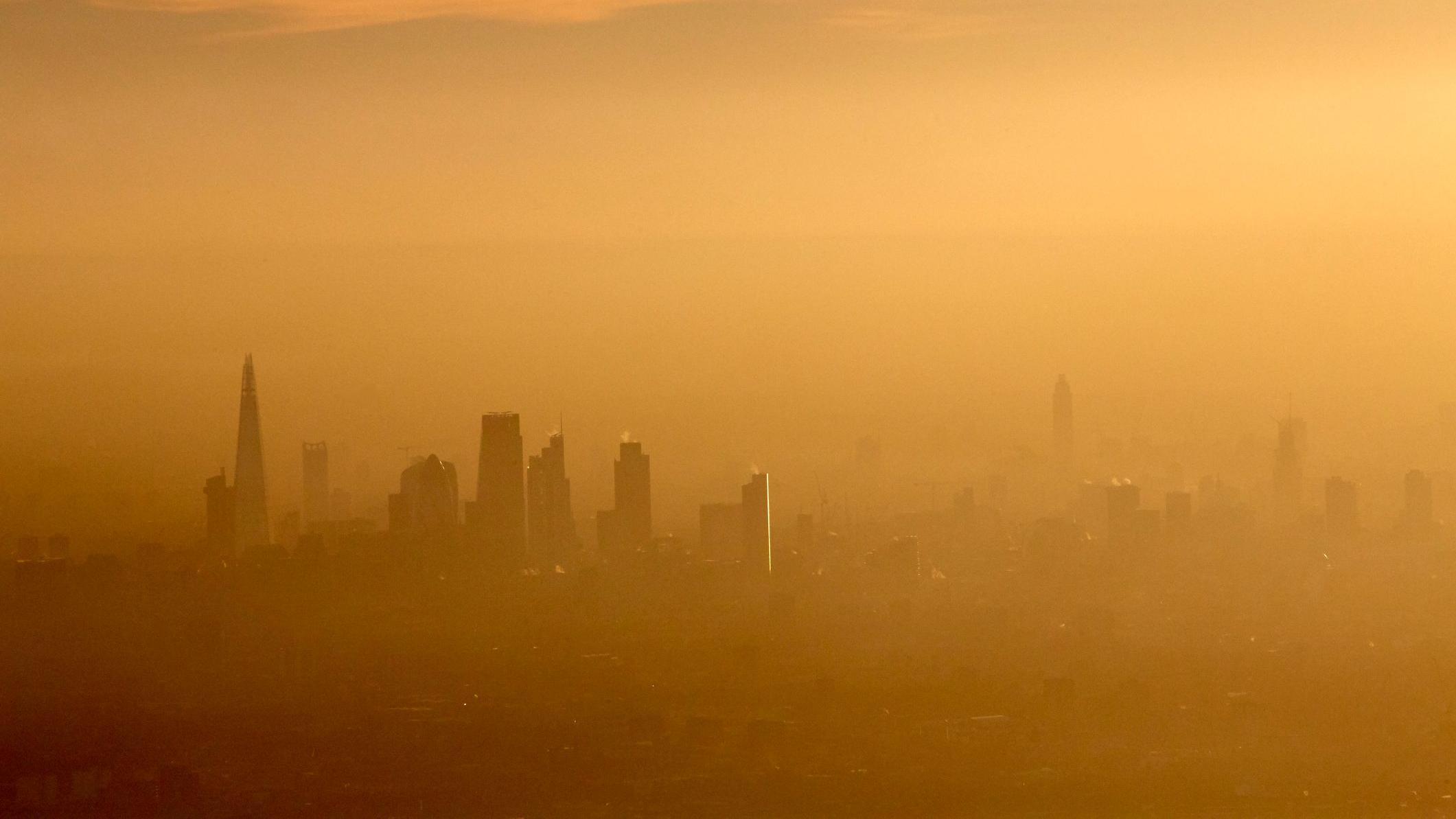 Vista de una neblina amarillenta que cubre a Londres.