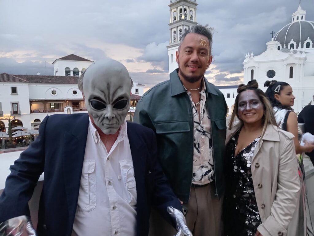 Javier Borrayo deslumbra en su estreno con impactantes atuendos de inspiración alienígena