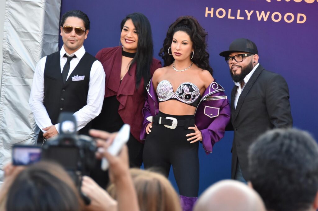 La familia de Selena revela su conmovedora solicitud tras el fallecimiento de Abraham Quintanilla.