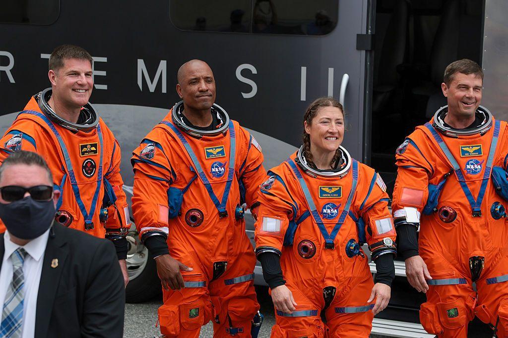 Los cuatro astronaustas vestidos a punto de abordar el cohete que los llevó al espacio.