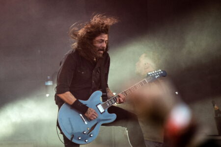 Foo Fighters regresa con Your Favorite Toy: un poderoso regreso al garage rock que no te puedes perder.