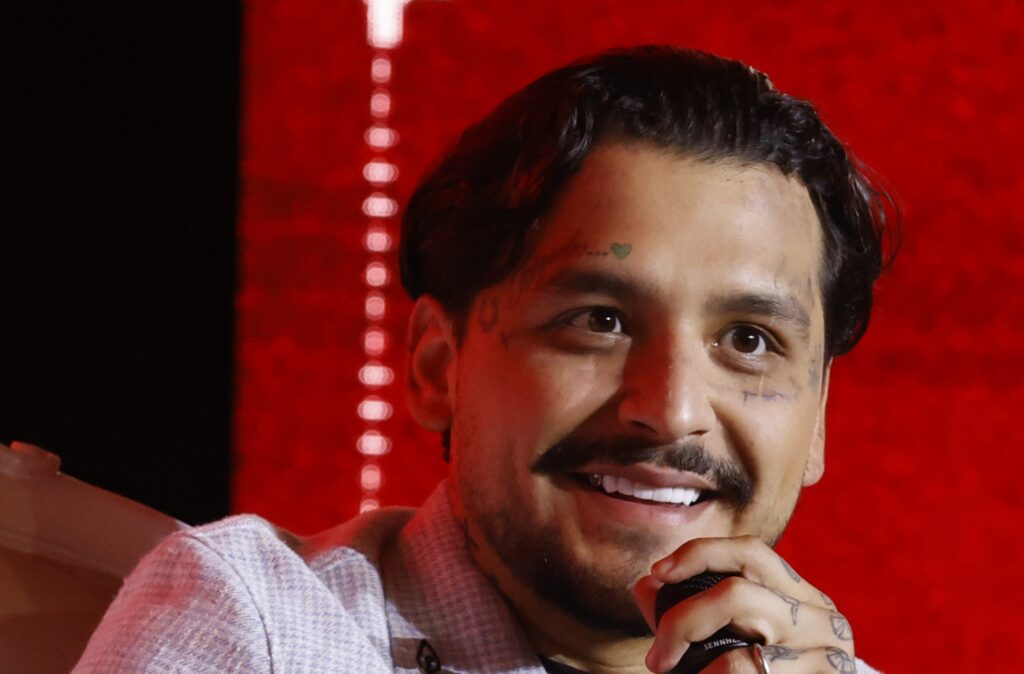Emiliano Aguilar desafía a Christian Nodal a un emocionante combate de boxeo.