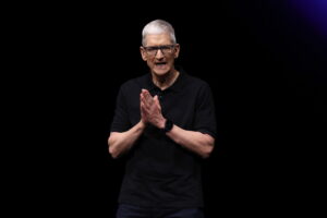 Apple nombra nuevo CEO en 2026 ante incertidumbres sobre su enfoque en inteligencia artificial.