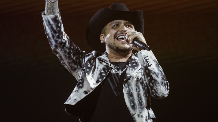 Christian Nodal sorprende al dedicar ‘Vete ya’ a Ángela Aguilar y desata polémica