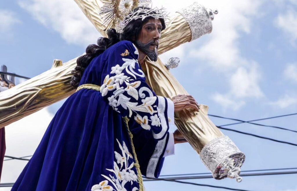 Descubre el Impactante Arte del Bordado en la Semana Santa Guatemalteca: Un Legado de Fe