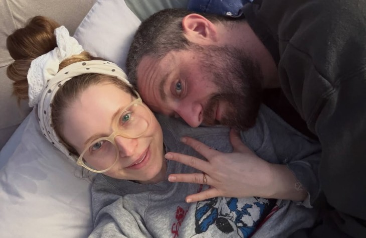 Jessi Cave, estrella de Harry Potter, anuncia su compromiso tras más de una década y cuatro hijos