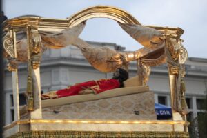 La emotiva procesión del Santo Cristo Yacente ilumina el Centro Histórico a pesar de la lluvia