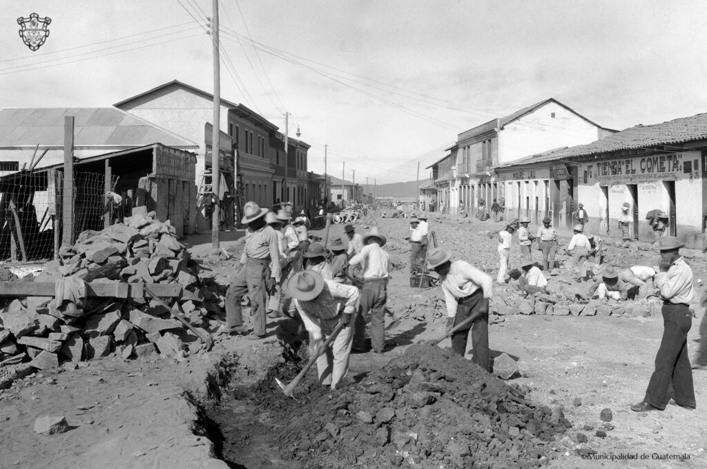 Descubre ‘Doscientos Cincuenta’: Un Viaje Visual Inédito por la Historia de la Ciudad