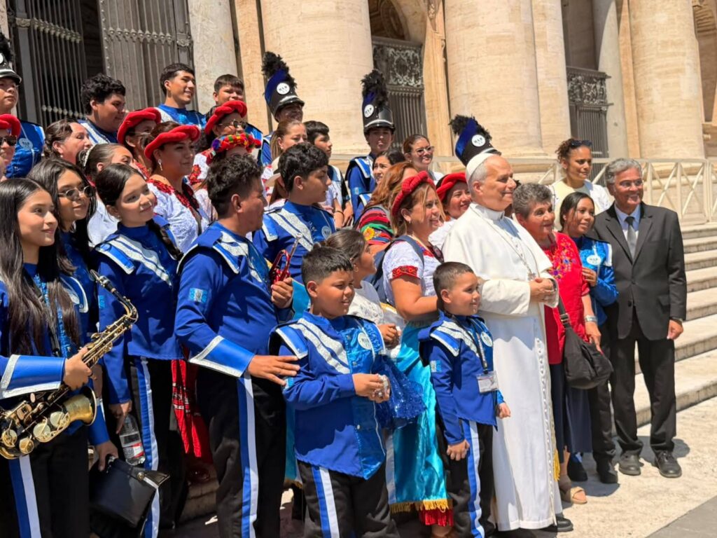 Estudiantes guatemaltecos brillan en festival internacional con la bendición del Papa León XIV