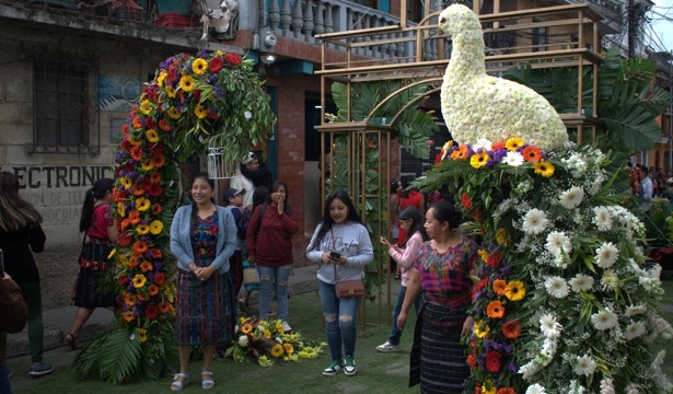 Descubre el Festival de la Tierra de las Flores 2026: música, cultura y belleza floral en San Juan Sacatepéquez.