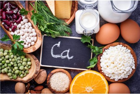 Descubre los 5 superalimentos que fortifican tus huesos y mejoran tu salud ósea.