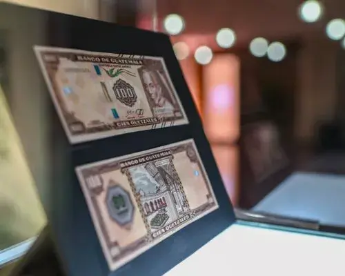 Nuevo billete conmemorativo de 100 quetzales entrará en circulación en mayo 2026