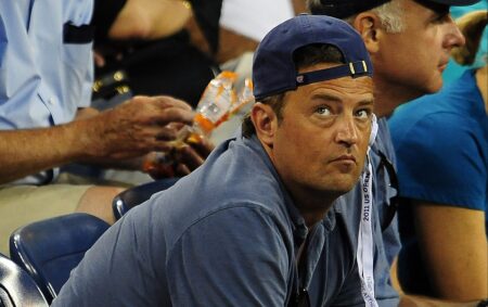 Subasta de objetos de Matthew Perry: arte y esperanza en la lucha contra la adicción