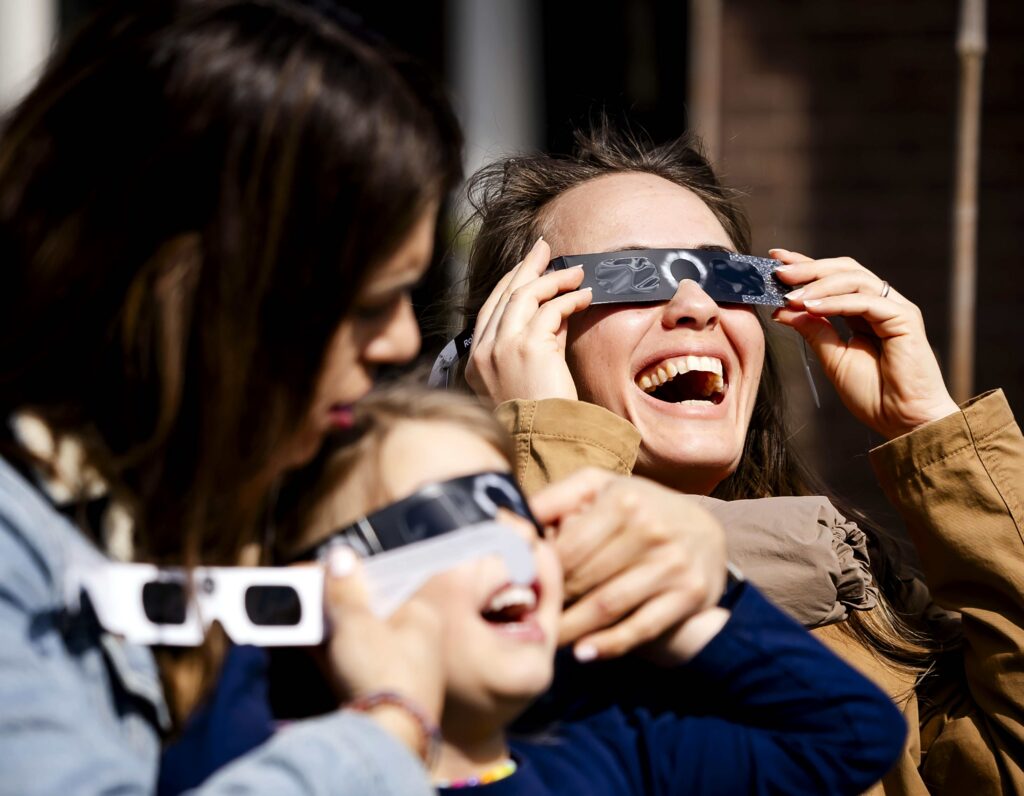 Impacto del Eclipse Solar 2026: Protege tus Ojos y Evita Daños Permanentes