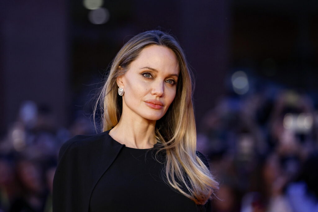Angelina Jolie revela cómo su divorcio de Brad Pitt transformó su carrera y su vida personal.