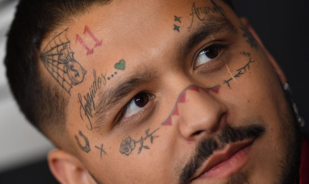 Christian Nodal revela que su primer tatuaje facial fue inspirado por Maná