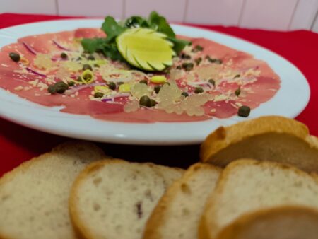 Descubre la receta perfecta para un exquisito carpaccio de lomito con esferas de limón.