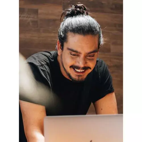 Cineasta guatemalteco Jayro Bustamante dirigirá «República Luminosa»