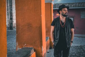 Tributo a Ricardo Arjona: Sebastián Alarcón se Presenta en Antigua, Quetzaltenango y Mazatenango
