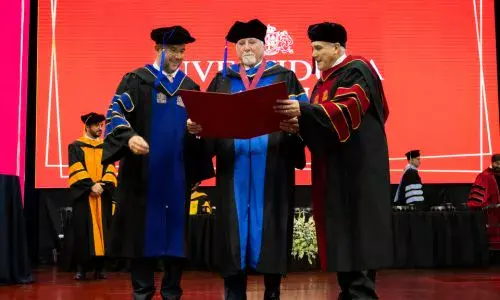 Universidad San Pablo entregó Doctorado Honoris Causa a Steve Moore fundador de Centro Moore