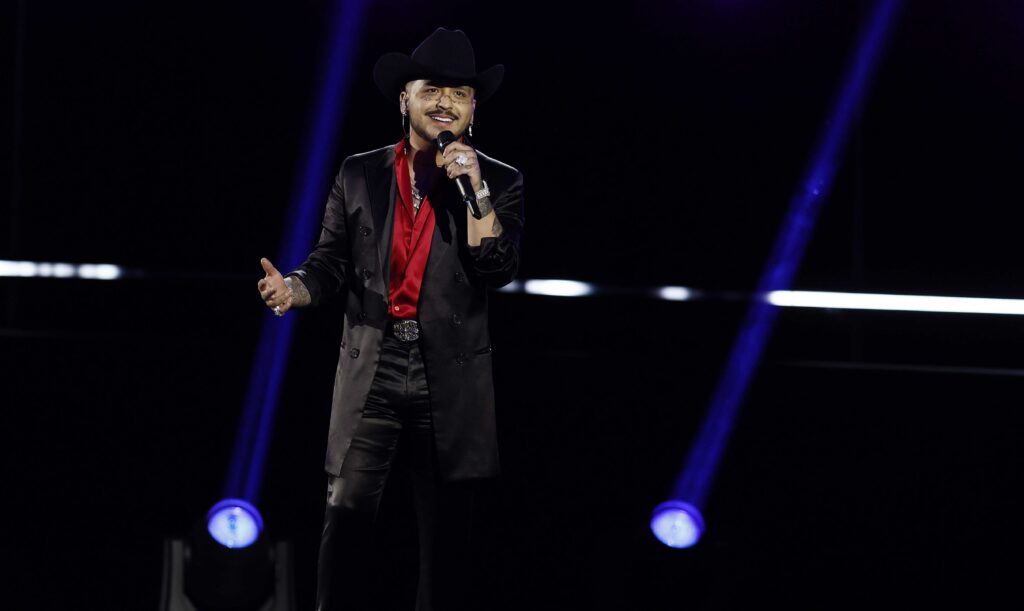 Padre de Christian Nodal aclara rumores de distanciamiento y derechos del nombre artístico
