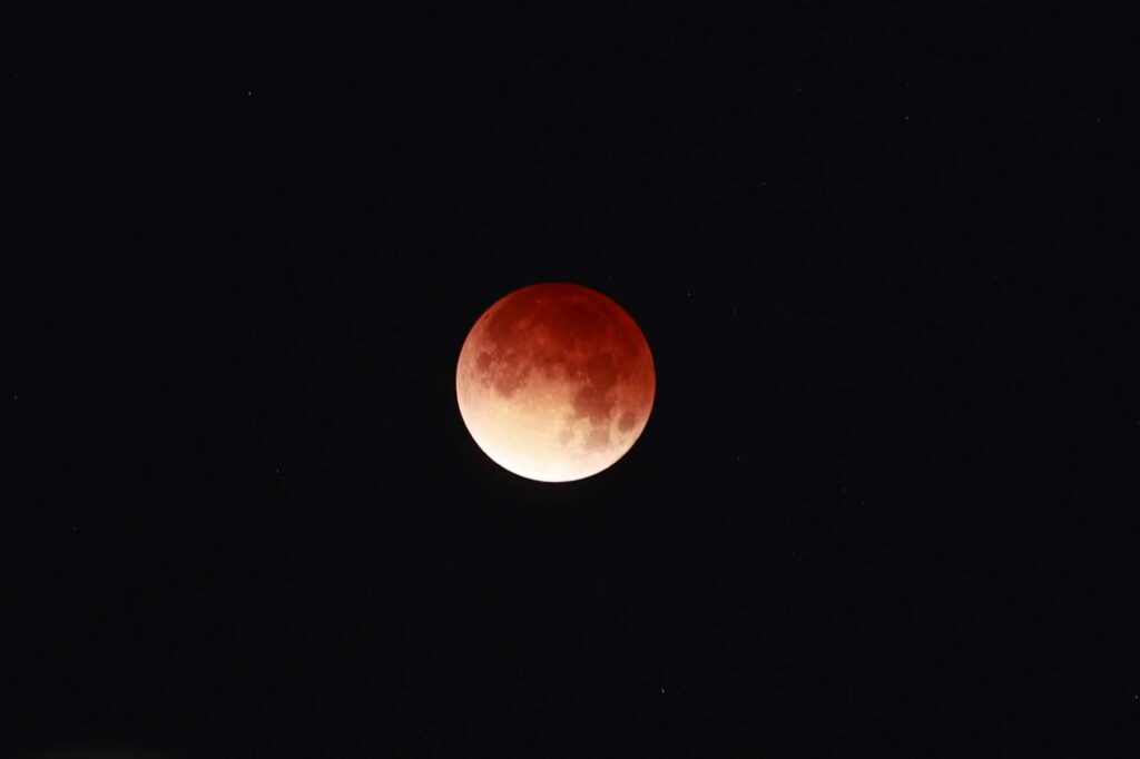 Descubre los fascinantes eventos astronómicos de agosto 2026: eclipses, lluvias de meteoros y más.