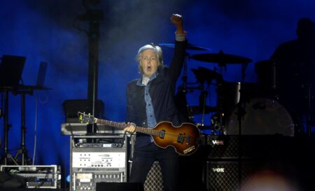 Paul McCartney revive un clásico de The Beatles en la boda de Taylor Swift tras años de ausencia