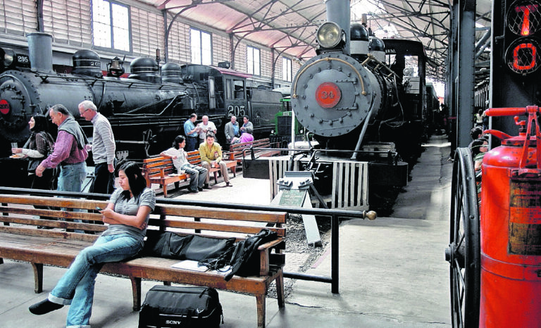Disfruta de una Noche Bohemia en el Museo del Ferrocarril: Música, Gastronomía y Viajes en Tren