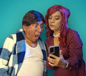 Teatro Surrealista: Una Impactante Sátira sobre la Brecha Generacional y las Obsesiones Modernas